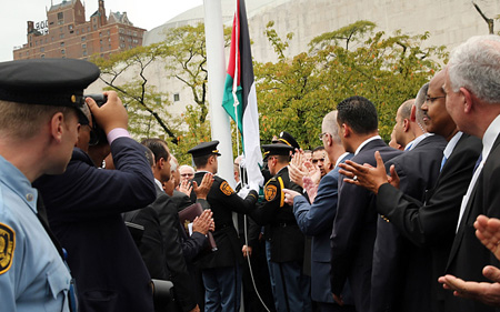 Palestine lần đầu tiên được thượng cờ tại trụ sở Liên hợp quốc.
